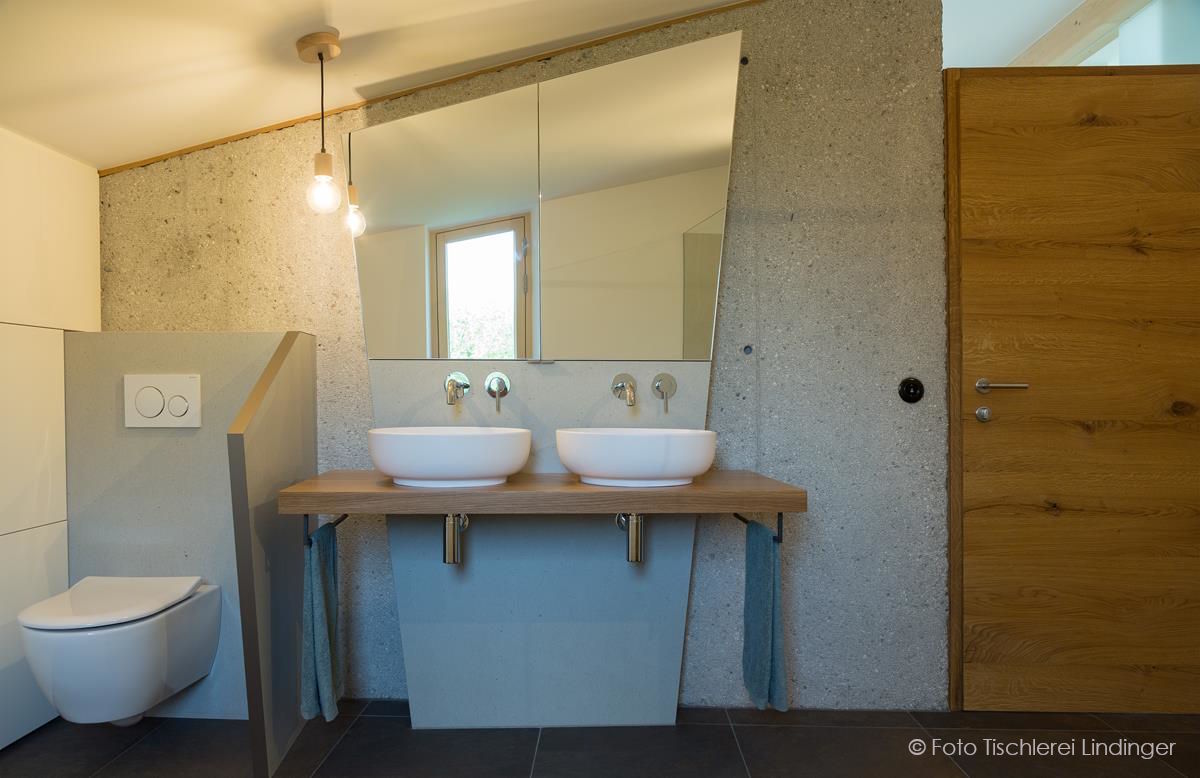 Bad mit gestockter Betonwand